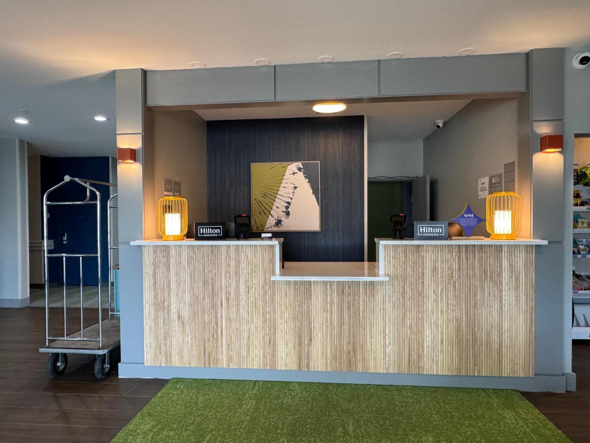 Spark By Hilton Опелусас Экстерьер фото
